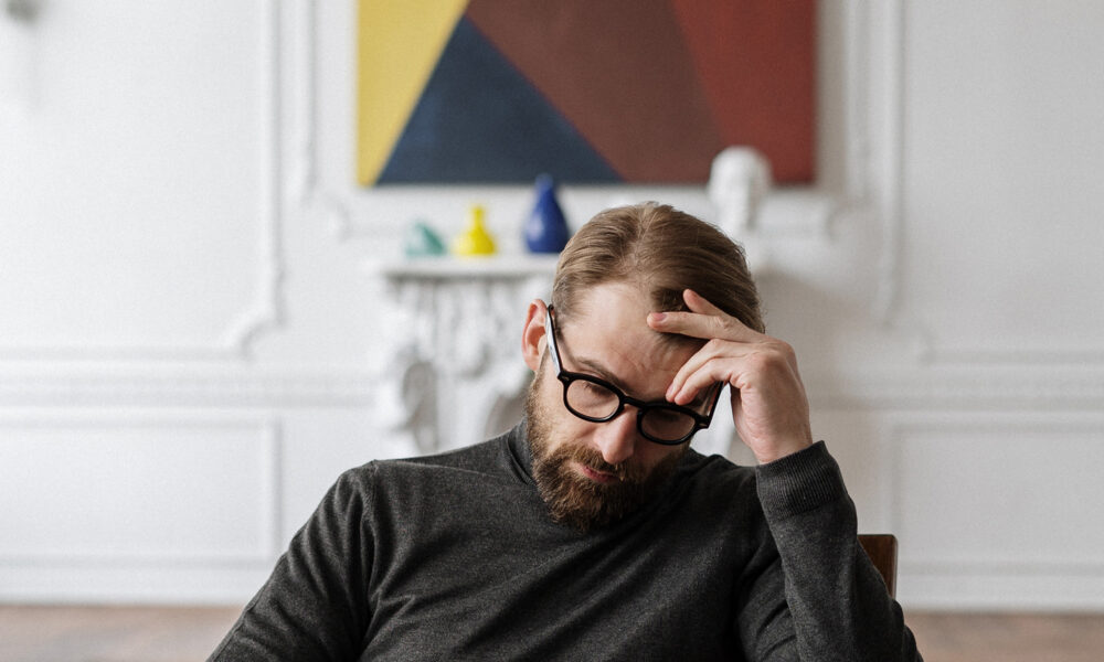 adulto sem criatividade pensando