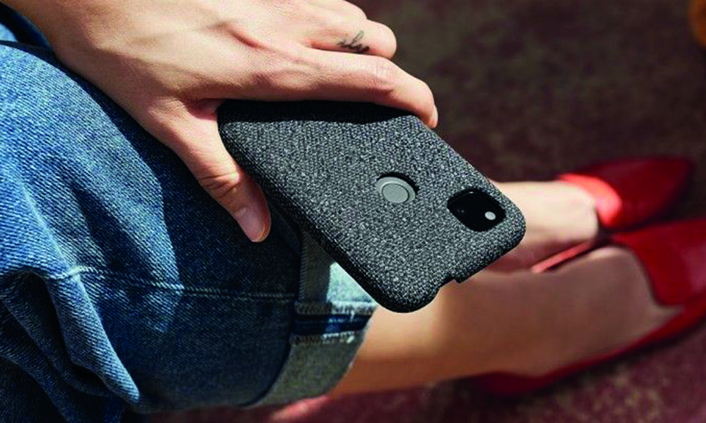 case para celular feito com garrafas de água