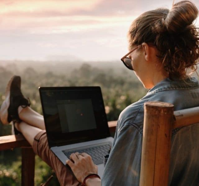 Gosta de trabalhar sozinho/a? Conheça profissões criativas para você!