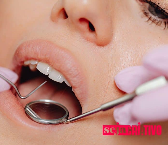 hálito “de fezes” pode ser sinal de problema de saúde?