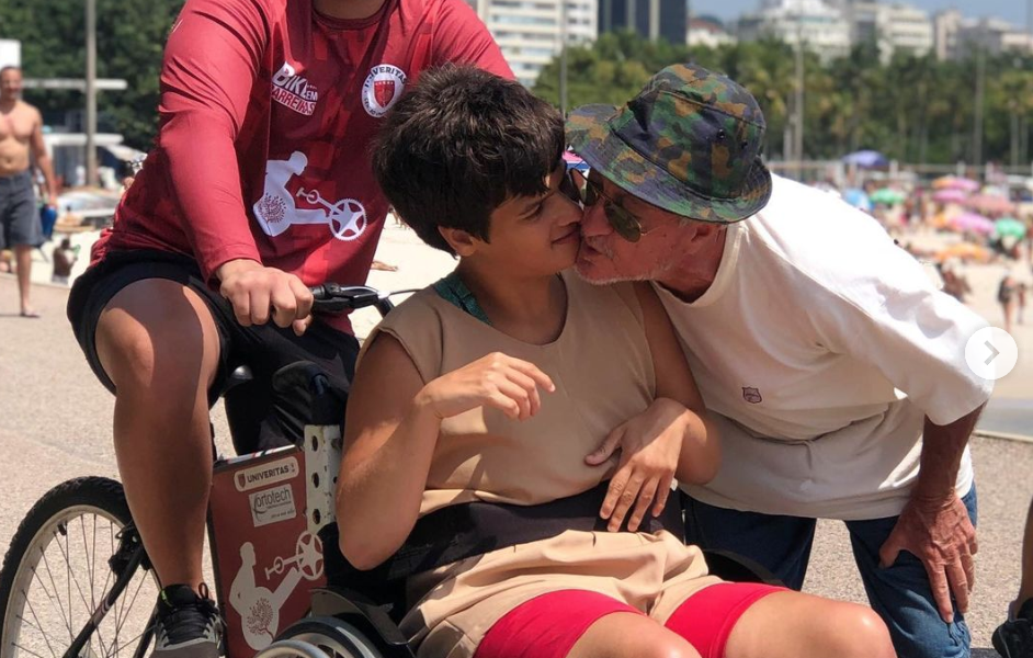 Bicicletas adaptadas promovem inclusão na praia do Flamengo