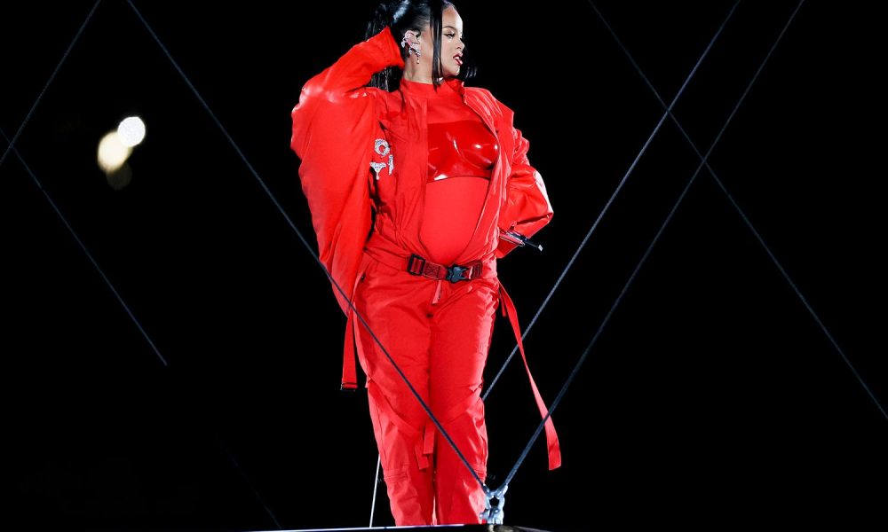 Rihanna no Super Bowl 2023 entregou os melhores sucessos da carreira