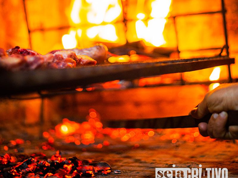 Aprenda a fazer o churrasco estilo uruguaio em sua própria casa!