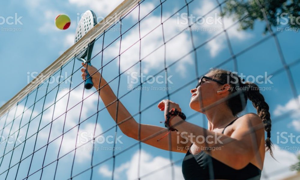 O beach tennis é um esporte que tem conquistado cada vez mais praticantes ao redor do mundo, principalmente durante o verão. Com suas características vibrantes, desafiadoras e divertidas, o beach tennis é uma ótima opção para quem quer experimentar um novo esporte e sair da rotina dos exercícios tradicionais em academias. Além disso, o beach tennis traz uma série de benefícios para a saúde física e mental dos seus praticantes. Neste artigo, vamos explorar 11 incríveis benefícios do beach tennis e descobrir por que este esporte é tão completo e emocionante. Prepare-se para se surpreender com os benefícios que o beach tennis pode trazer para a sua vida!