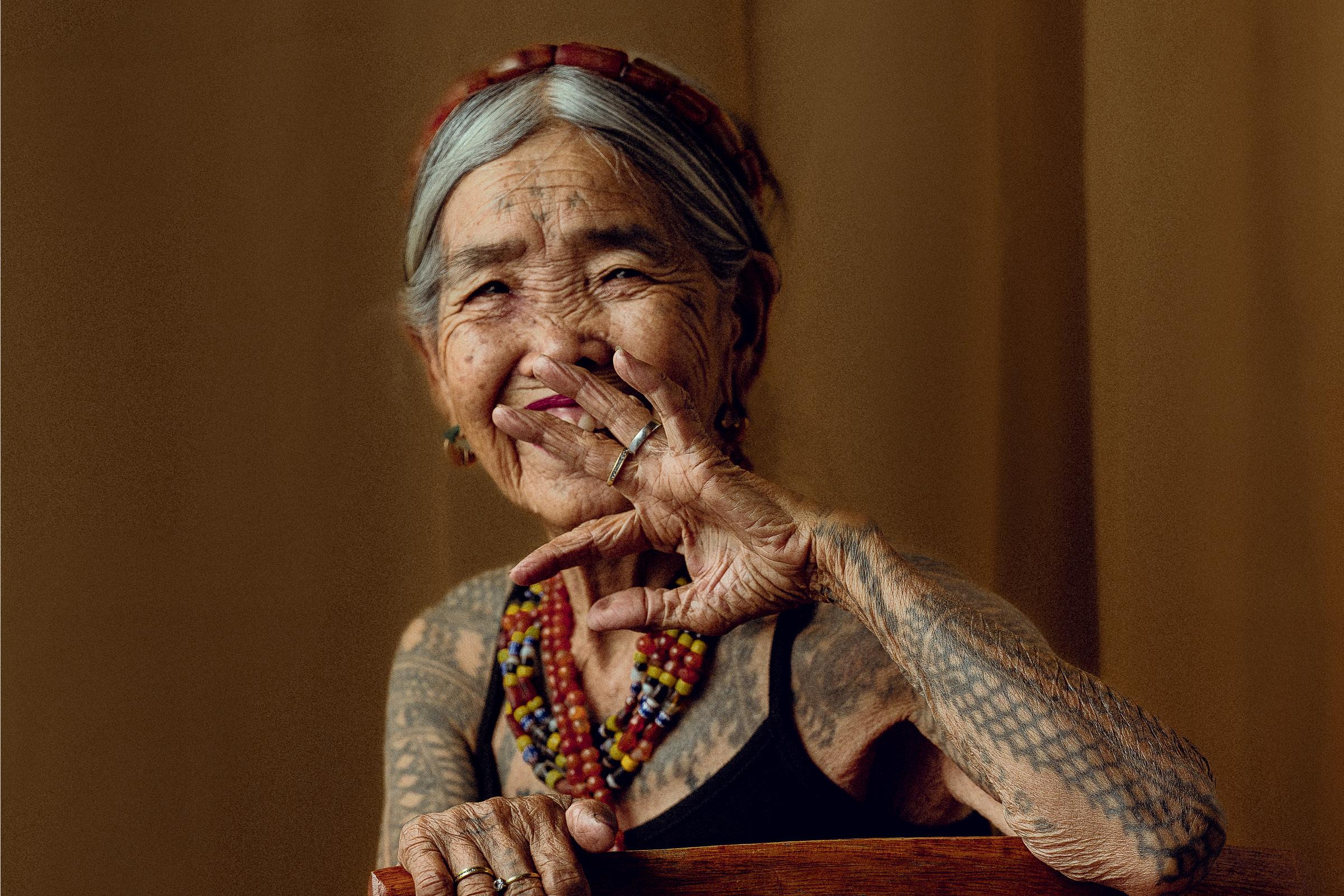 Vogue Filipinas estampa capa de abril com modelo de 106 anos