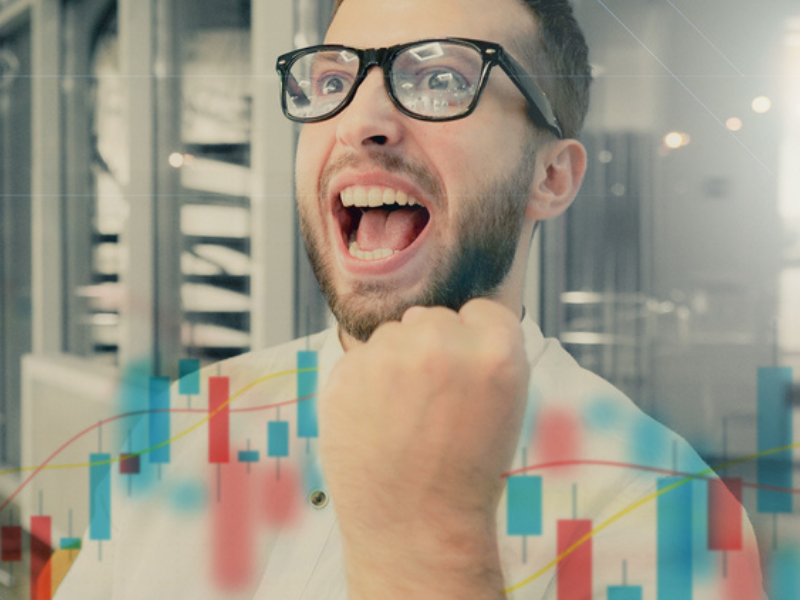 homem feliz com ganhos