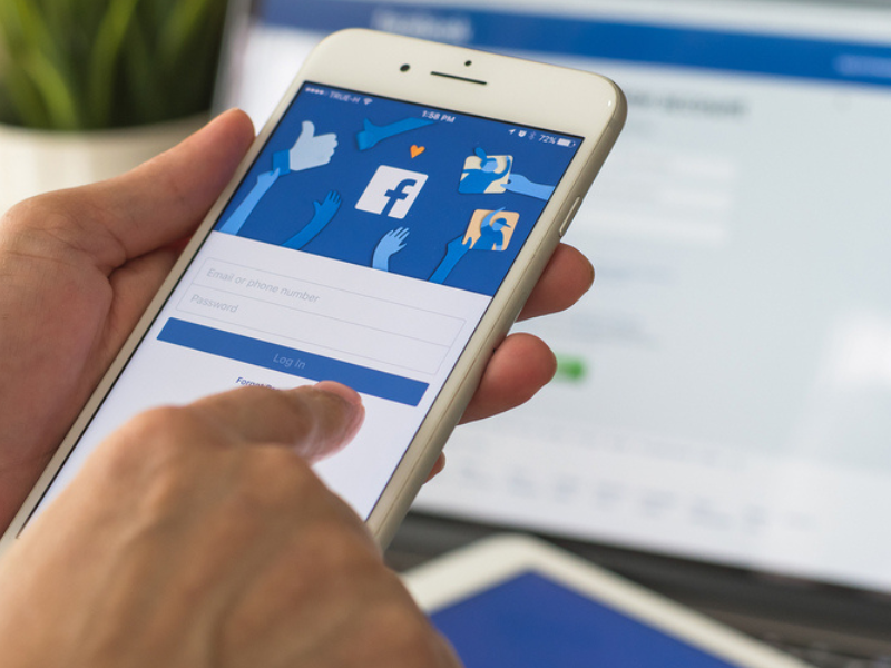 Aplicativo e site do facebook aberto