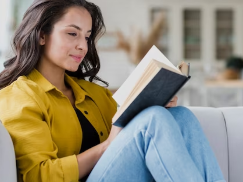 mulher sentada lendo