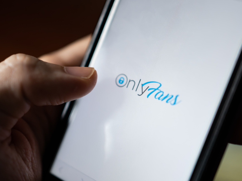 aplicativo do onlyfans aberto no celular