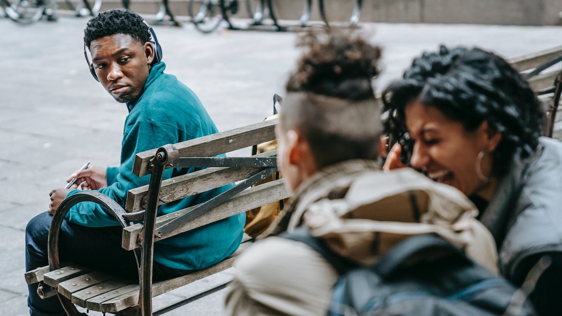 estão sendo falsos com você