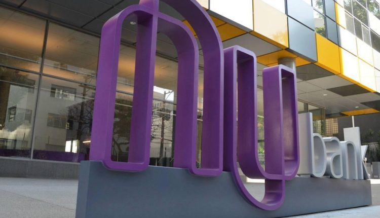 Nubank realiza demissões em massa no Brasil durante reestruturação de operações, e demite quase 300 funcionários, em um esforço para consolidar equipes e produtos em uma organização centralizada.