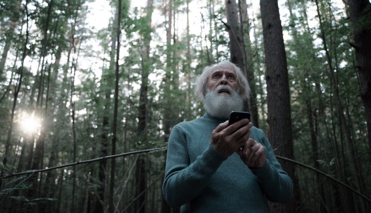 pessoas perdidas na natureza