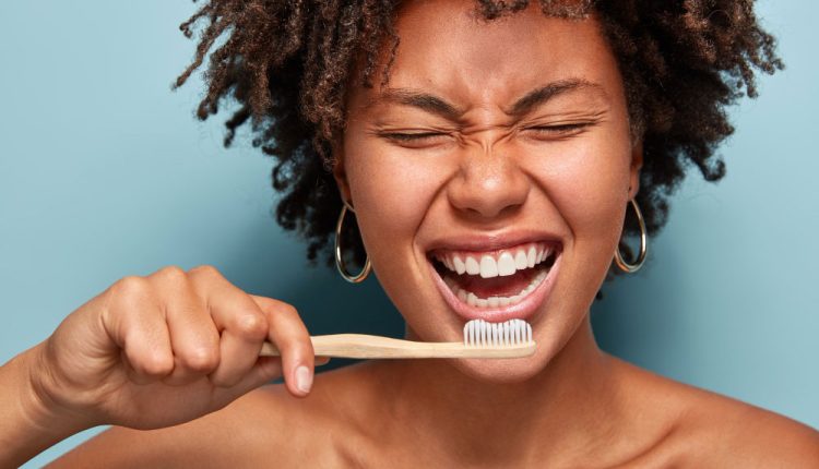 5 dicas para manter a saúde bucal e melhorar a sua autoestima - Este é o Julho Neon!