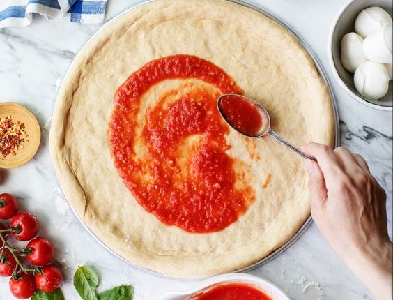 Para comemorar o Dia Mundial da Pizza, nada melhor do que a autêntica receita de pizza italiana para fazer em casa