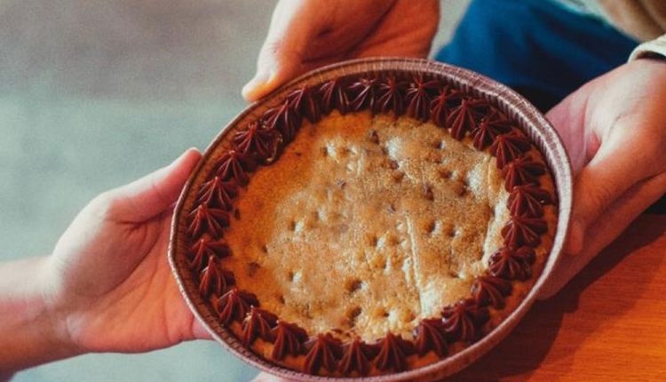 Aprenda a fazer o Giant Cookie no Dia Nacional do Biscoito