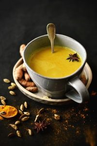 Chá de cúrcuma e leite de coco