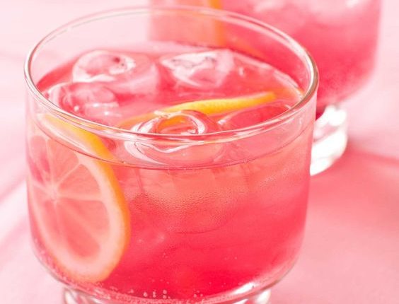 Aprenda a fazer uma deliciosa Pink Lemonade (limonada rosa) inspirada na Barbie