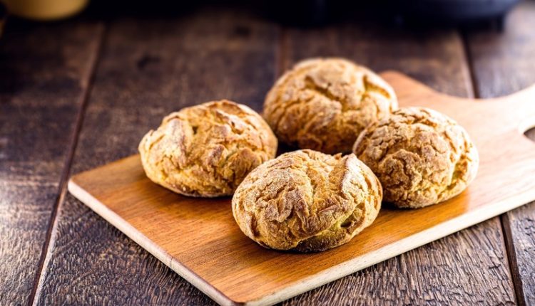 Aprenda a receita de biscoitinho de fubá com queijo no Dia Mundial dos Biscoitos