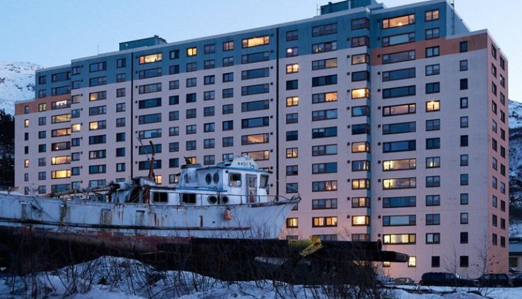 CURIOSIDADE: Conheça a cidade escondida do Alasca que todo mundo mora dentro de 1 prédio