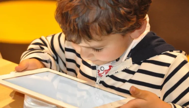 Miopia entre crianças e jovens acende alerta para a exposição excessiva à telas eletrônicas