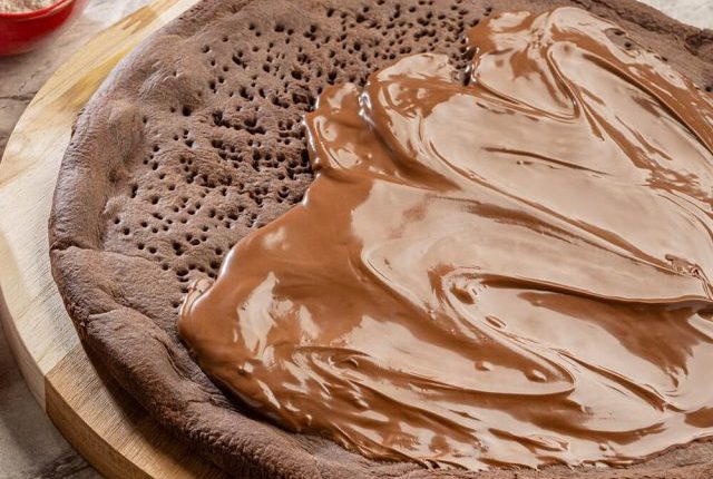 Receita TOP: Surpreenda sua família e amigos com a massa de chocolate de pizza