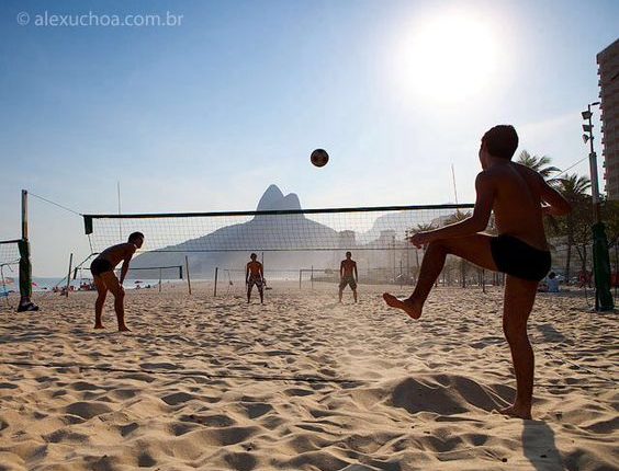Umbro com coleção exclusiva de Futevôlei para homens e mulheres