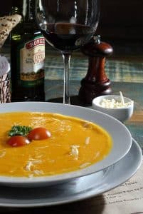 Especialista dá dicas de harmonização de vinhos com sopas e comidas de inverno