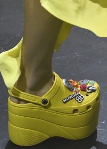 A moda dos Ugly Shoes está virando uma tendência ou é um fenômeno passageiro? entenda