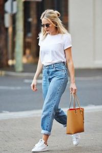 calça jeans mais larga combinada com uma blusa básica