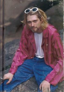 Kurt Cobain com óculos brancos moda anos 90