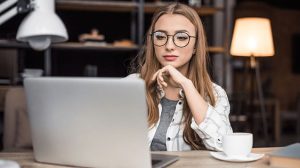 Saiba como gerir o trabalho híbrido eficaz nos setores de mídia e entretenimento, segundo a visão de um gerente sênior