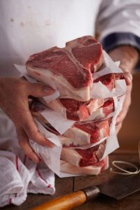 SEGREDOS DOS CHEFS: 4 macetes para você deixar o bife macio e surpreendentemente mais gostoso