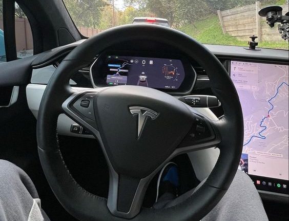 TESLA sobrenatural: Carro detecta movimento de fantasmas em cemitério vazio, veja e entenda