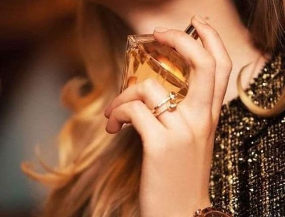 "Cheiro da riqueza" do Boticário: 4 perfumes femininos surpreendentes que são sinônimo de elegância nacional