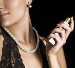 Se você procura perfumes femininos que tenham o "cheirinho da riqueza", dê uma olhadinha nesta lista que fizemos