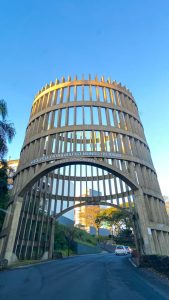 Bento Gonçalves, situada no coração da deslumbrante Serra Gaúcha, no estado do Rio Grande do Sul, é carinhosamente chamada de "A Toscana Brasileira" devido à sua notável semelhança com a região da Toscana, na Itália. A cidade tem suas raízes profundamente ligadas à imigração italiana, com famílias que buscaram melhores condições de vida no Brasil no século XIX. Esses colonizadores italianos trouxeram consigo não apenas a língua e a cultura, mas também a paixão pelo vinho e a tradição de cultivar uvas, transformando Bento Gonçalves em uma verdadeira meca para os amantes da enologia. Os visitantes podem explorar as inúmeras vinícolas da região, degustar vinhos de alta qualidade e aprender sobre o processo de produção, tudo isso enquanto apreciam as belas paisagens que lembram de forma impressionante a Toscana italiana.Além de seu renomado cenário vitivinícola, Bento Gonçalves oferece uma experiência completa para os sentidos. Os restaurantes locais servem autêntica gastronomia italiana, com pratos tradicionais como massas frescas e risotos preparados com ingredientes frescos da região. Além disso, a cidade abriga a charmosa rota turística conhecida como o "Caminho de Pedra", onde os visitantes podem explorar construções históricas e saborear produtos artesanais. Bento Gonçalves é um verdadeiro pedaço da Itália em terras brasileiras, com sua beleza cênica, vinhos excepcionais e hospitalidade calorosa, oferecendo uma experiência que transporta os visitantes diretamente para a encantadora Toscana, sem sair do Brasil.