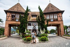 Pomerode, uma pitoresca cidade localizada no Vale Europeu de Santa Catarina, ostenta com orgulho o título de "A Cidade Mais Alemã do Brasil."