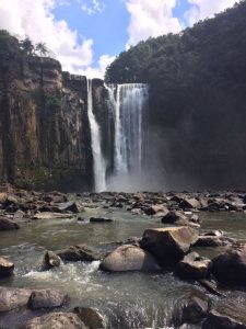 Prudentópolis, localizada no estado do Paraná, é um verdadeiro tesouro cultural que transporta os visitantes para as profundezas da Ucrânia sem a necessidade de passagens aéreas. Fundada por imigrantes ucranianos que buscaram refúgio da fome e das guerras no final do século XIX, a cidade é um testemunho vivo da rica herança ucraniana. Seus cartões-postais incluem igrejas ortodoxas com cúpulas douradas deslumbrantes, que são verdadeiras obras de arte arquitetônicas. Além disso, a culinária local é uma experiência única, com pratos como o khrin, uma conserva de raiz-forte e beterraba, e os pierogi, pastéis recheados com batata e nata, que cativam os paladares dos visitantes.A cidade também é famosa por suas festas e celebrações, com destaque para a Páscoa Ucraniana, uma tradição que envolve a meticulosa pintura de ovos coloridos chamados pysanky. Prudentópolis oferece uma oportunidade rara de mergulhar nas raízes da cultura ucraniana, e seus habitantes mantêm viva a língua e as tradições de seus antepassados, tornando-a um destino imperdível para aqueles que desejam explorar e apreciar uma autêntica fatia da Ucrânia no coração do Brasil.