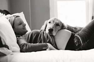 Cachorros e outros pets realmente conseguem sentir a nossa dor e doença? Entenda um pouco mais sobre isto