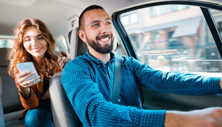 Uber e 99 oferecem salário aos motoristas, mas negam vinculo de emprego, confira