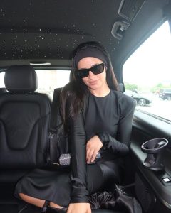 FAIXAS DE CABELO: acessório fashion dos anos 2000 volta com tudo, confira!