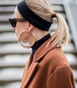 FAIXAS DE CABELO: acessório fashion dos anos 2000 volta com tudo, confira!