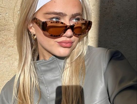 FAIXAS DE CABELO: acessório fashion dos anos 2000 volta com tudo, confira!