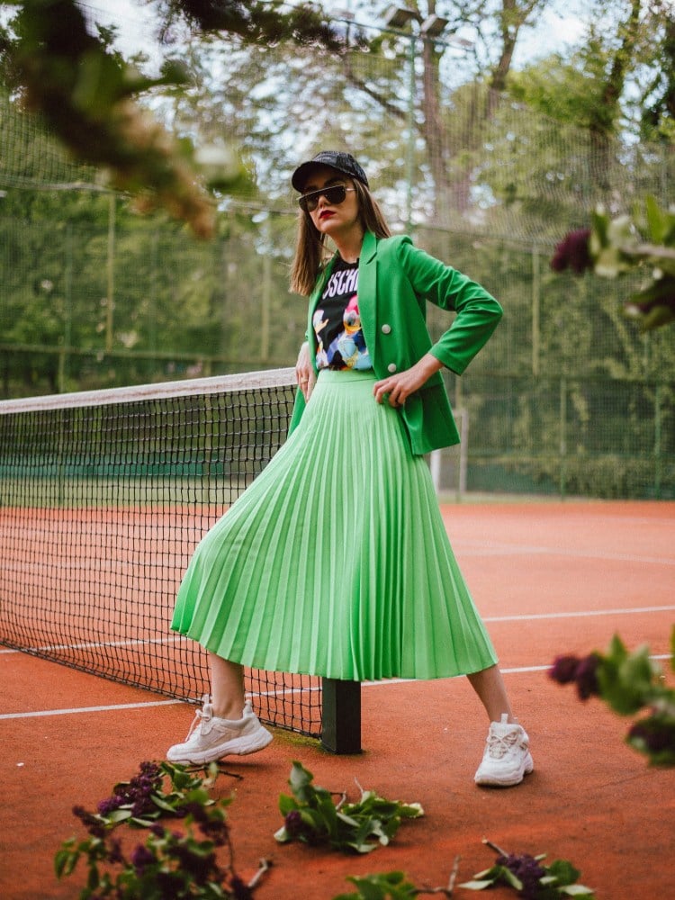 saia midi e tênis esportivo