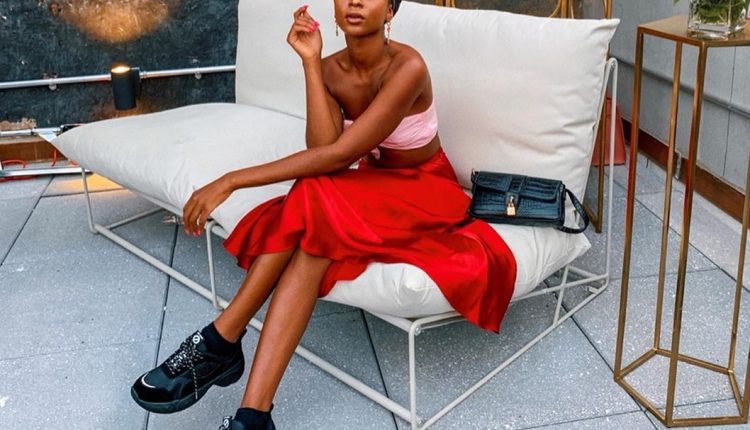 saia midi e tênis: tendência de moda