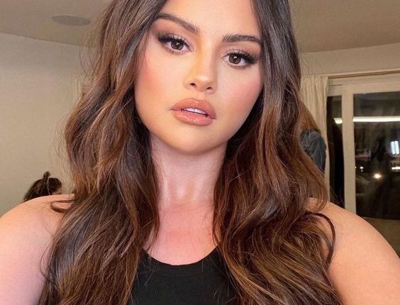 Selena Gomez: Aprenda a ser CHIQUE e SEXY com 7 looks da artista, confira