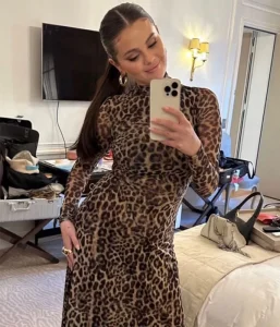 Selena Gomez: Aprenda a ser CHIQUE e SEXY com 7 looks da artista, confira