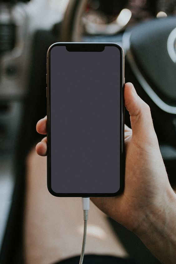 NÃO FAÇA ISTO! evite carregar o celular no seu carro, entenda os 6 problemas existentes ⚠️📵