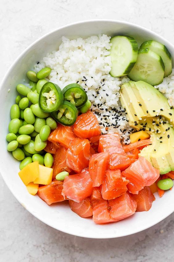 Poke Paradise: 3 Receitas Vibrantes e Saudáveis para o Verão