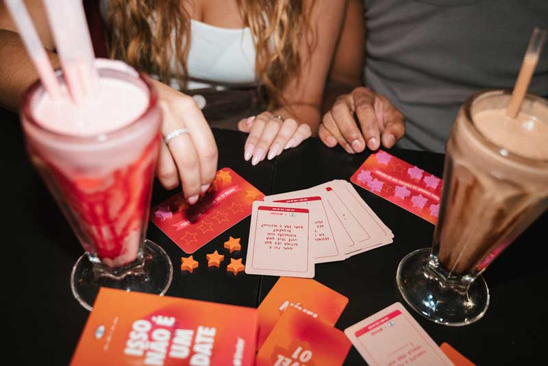 Conexões Além da Tela: Tinder e Isso Não É Um Jogo Lançam Card Game para Transformar Encontros